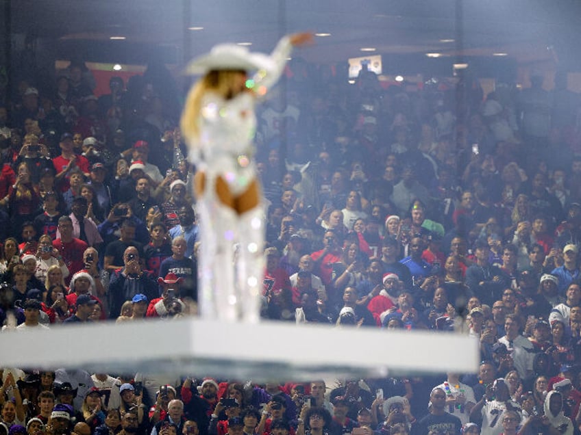 HOUSTON, TEXAS - DECEMBER 25: A view of the crowd as Beyoncé performs during the halftime
