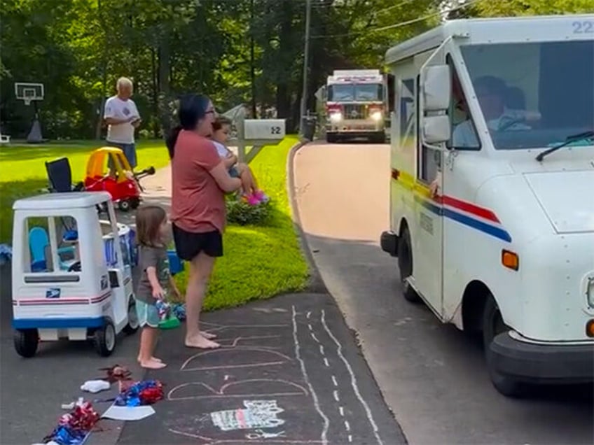 watch connecticut toddler celebrates birthday with parade of mail trucks thank you mailman mike