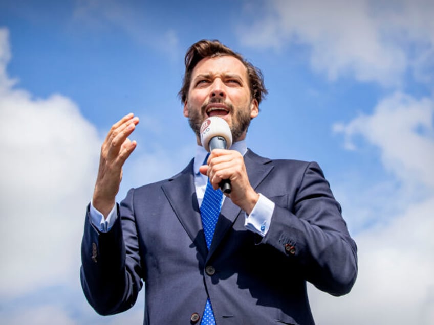 watch dutch populist leader thierry baudet hospitalised by glass bottle attack just days before elections