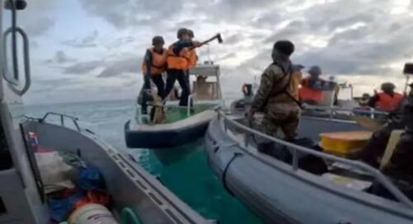 watch filipino soldiers fought off axe wielding chinese coast guard with bare hands