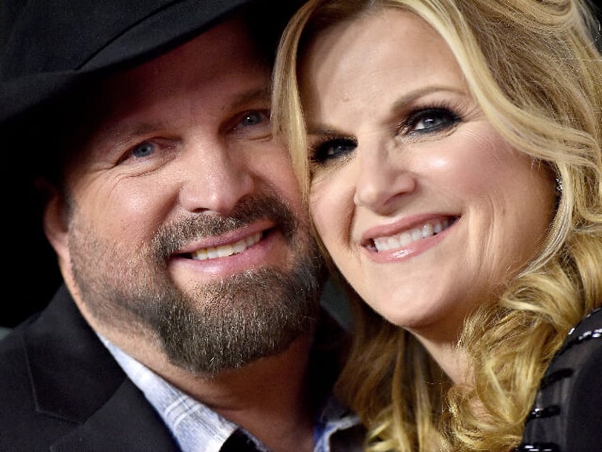 watch garth brooks trisha yearwood beg their fans to donate money to ukraine