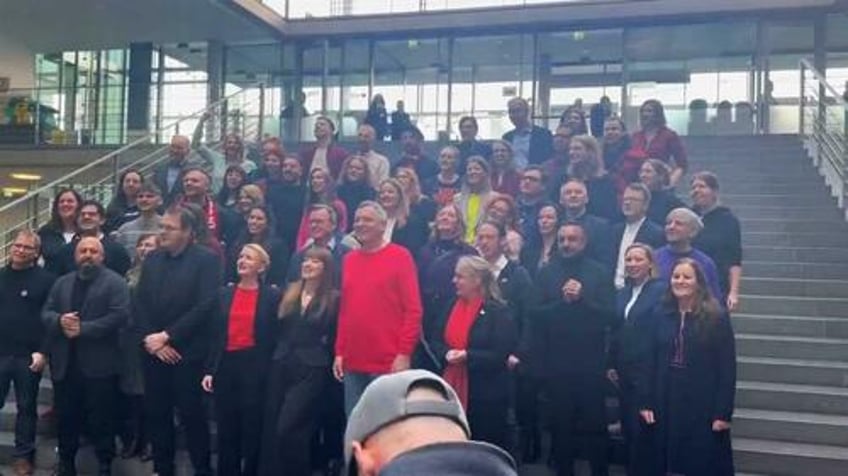 watch german leftist party chants antifa slogan before entering parliament