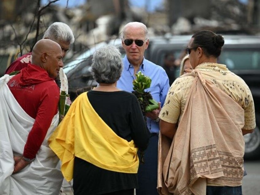 watch hawaiians greet joe bidens motorcade with middle fingers