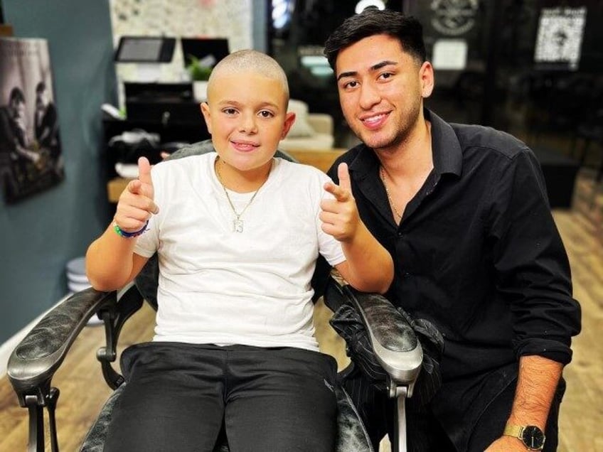 watch i love you bro ny boys kind gesture supports best friend with alopecia