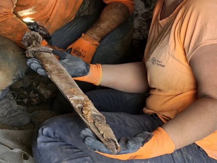 watch israeli archaologists find 1900 year old roman swords