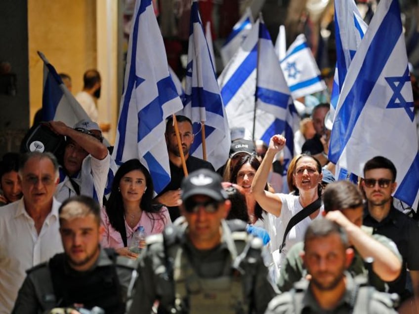 watch israeli soldiers returning home from abroad met at airport with dancing cheers