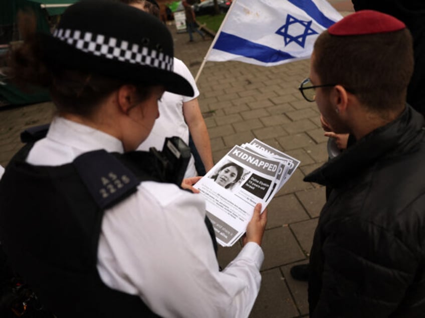 watch london police tear down flyers for kidnapped israeli children to avoid community tension