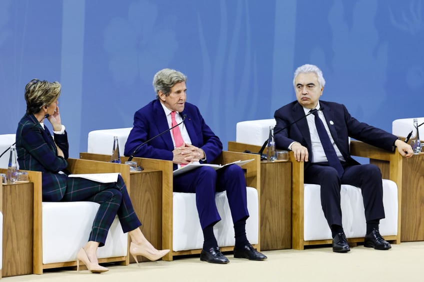 watch loud fart sound greets john kerry talk on global climate threats