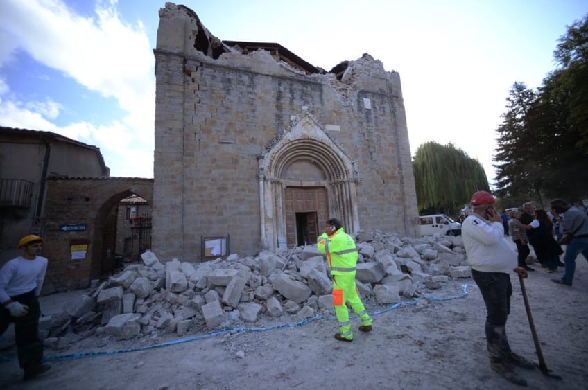 watch major quake devastates italian towns 120 dead thousands homeless