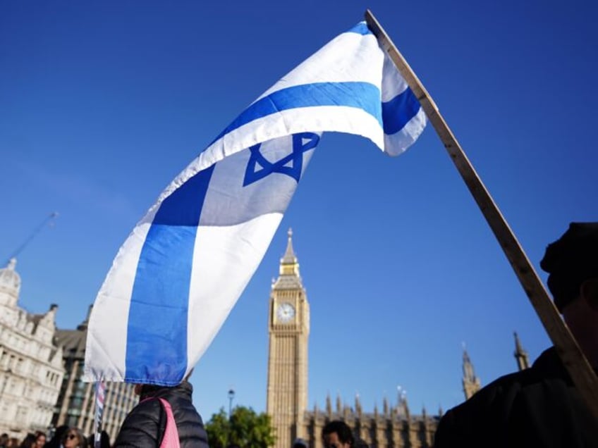 watch man carrying israel flag chased down by mob of pro palestinian protesters in london