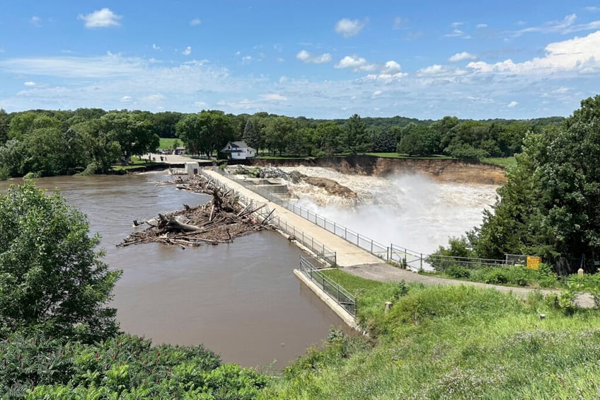 watch minnesota residents prepare for total dam wall failure
