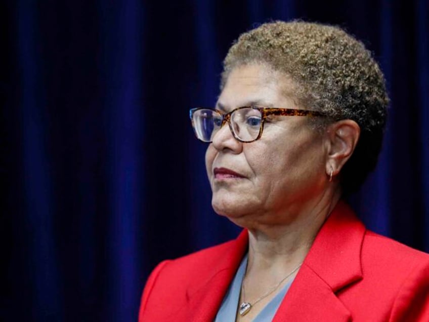 watch mob ransacks topanga nordstrom in la mayor karen bass unacceptable