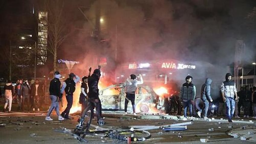 watch mobs of violent african migrants riot attack police in holland