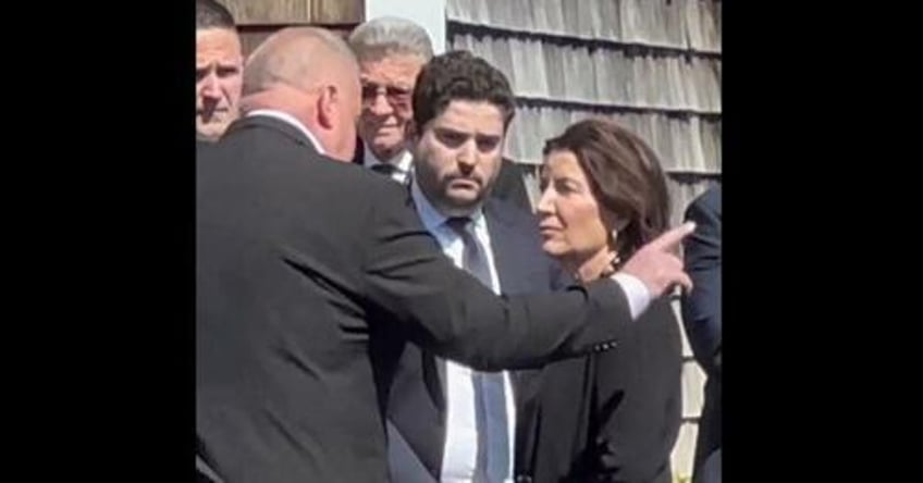 watch new york governor kathy hochul confronted at slain nypd officers wake