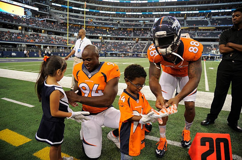 watch nfl great demarcus ware sings the national anthem in honor of late teammate