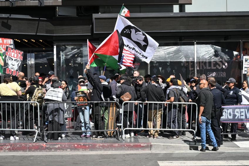 watch police respond after anti israel and pro israel protesters clash at gal gadot hollywood walk of fame ceremony