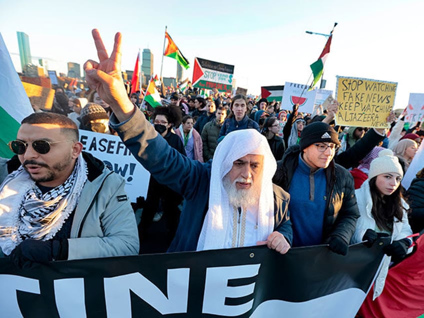 watch pro palestinian protesters shut down bridges in boston san francisco amid rush hour