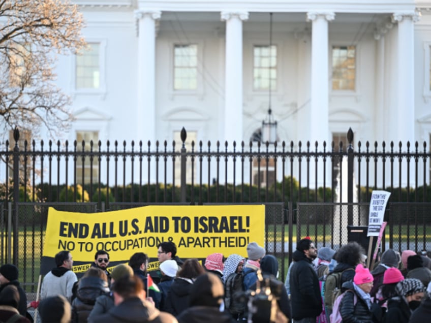 watch pro palestinian protesters swarm white house fence secret service deployed