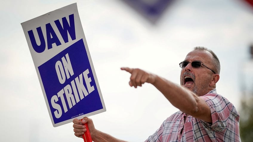 watch reporters pile on frustrated karine jean pierre over biden plan to join uaw picket