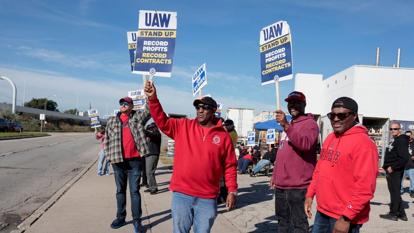 watch reporters pile on frustrated karine jean pierre over biden plan to join uaw picket