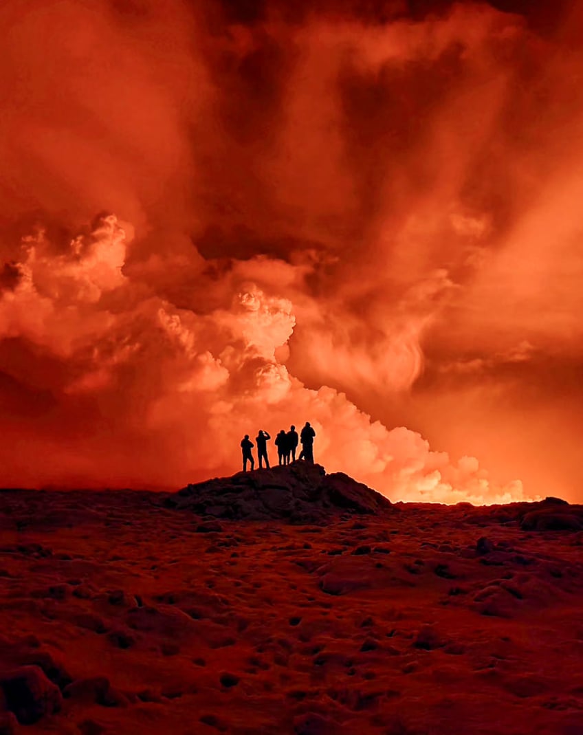 watch spectacular iceland volcano eruption by town where thousands already evacuated