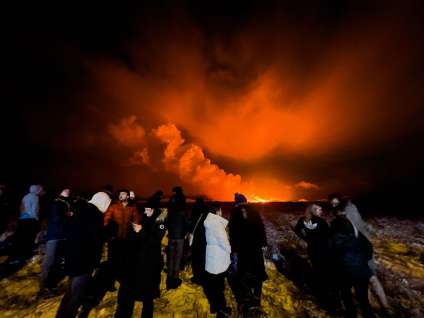 watch spectacular iceland volcano eruption by town where thousands already evacuated