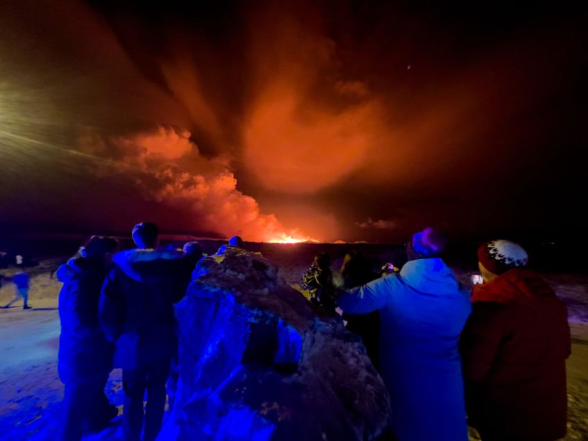 watch spectacular iceland volcano eruption by town where thousands already evacuated