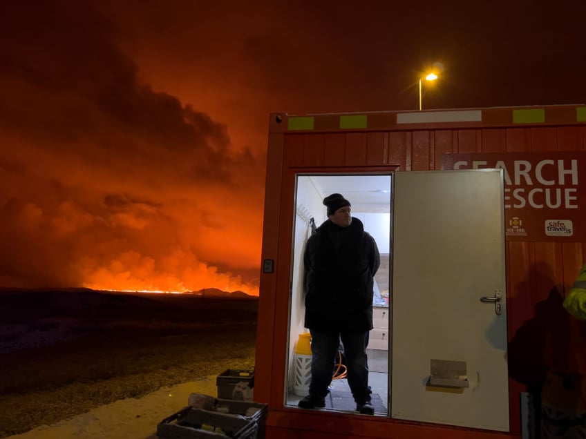 watch spectacular iceland volcano eruption by town where thousands already evacuated