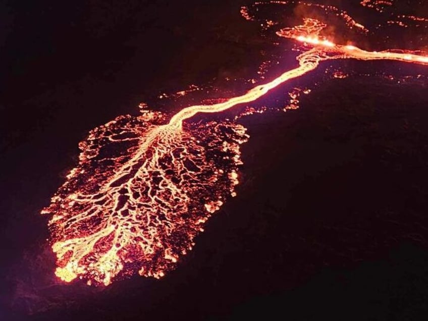 watch spectacular iceland volcano eruption by town where thousands already evacuated