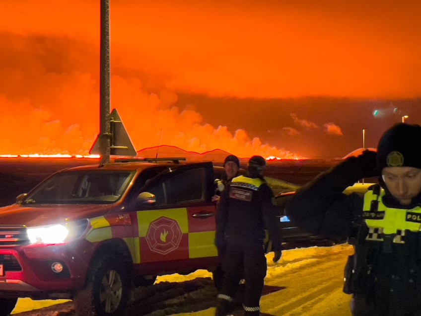 watch spectacular iceland volcano eruption by town where thousands already evacuated