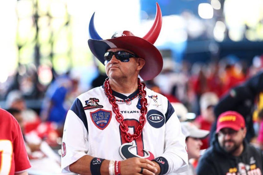 watch texans fans pummel each other in wild brawl amid 0 2 start