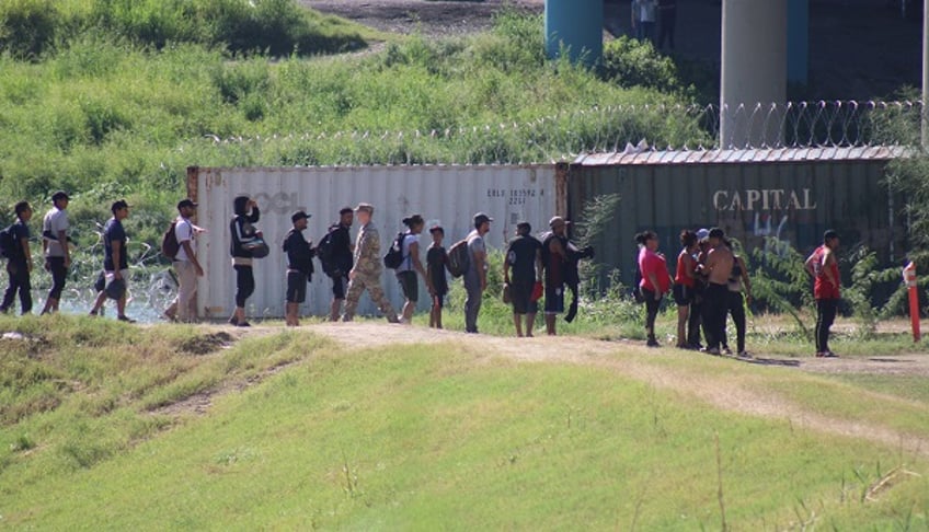 watch texas forces powerless to stop migrants desperate to breach razor wire border barrier