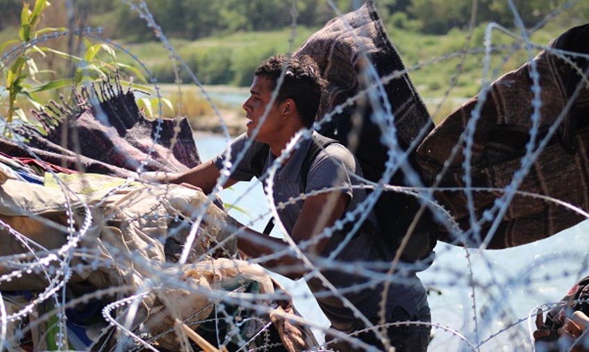 watch texas forces powerless to stop migrants desperate to breach razor wire border barrier