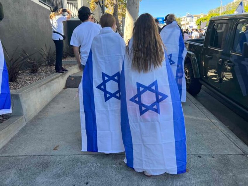 watch thousands march in solidarity with israel in los angeles