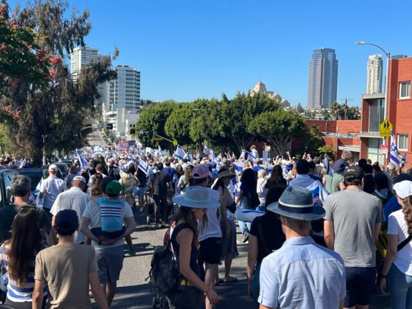 watch thousands march in solidarity with israel in los angeles