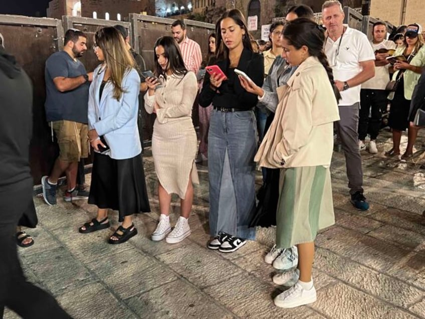 watch thousands of jews attend midnight prayers at western wall