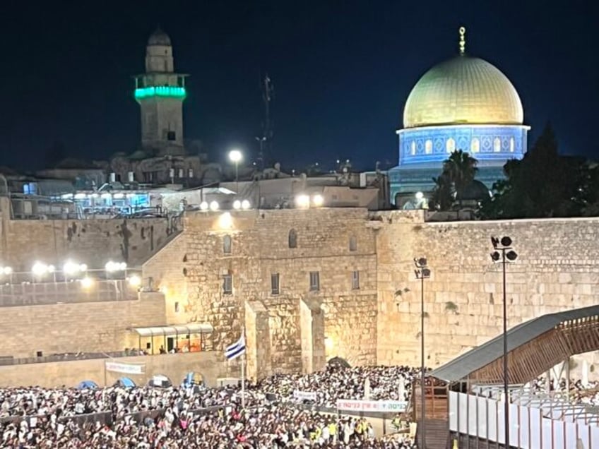 watch thousands of jews attend midnight prayers at western wall