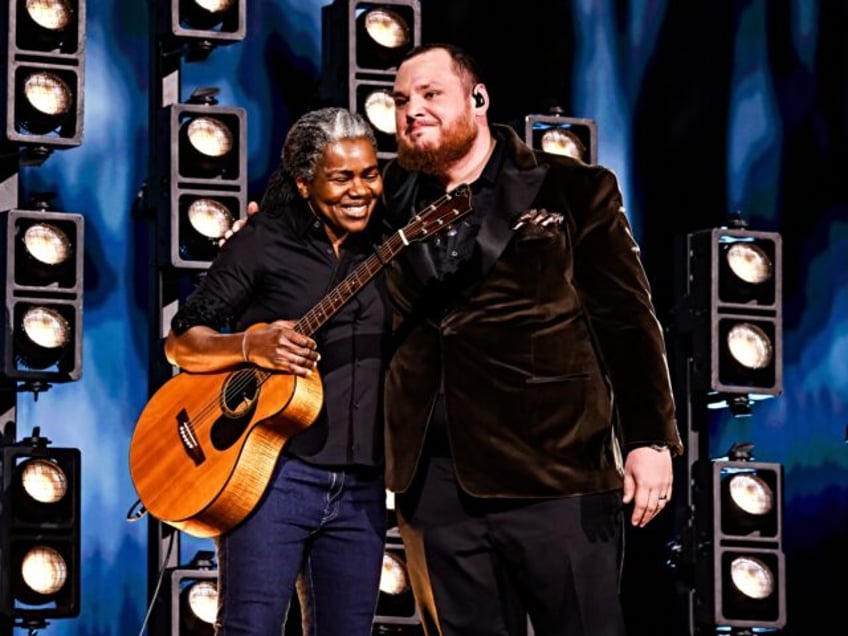 LOS ANGELES, CALIFORNIA - FEBRUARY 04: (L-R) Tracy Chapman and Luke Combs perform onstage during the 66th GRAMMY Awards on February 04, 2024 in Los Angeles, California. (Photo by John Shearer/Getty Images for The Recording Academy)