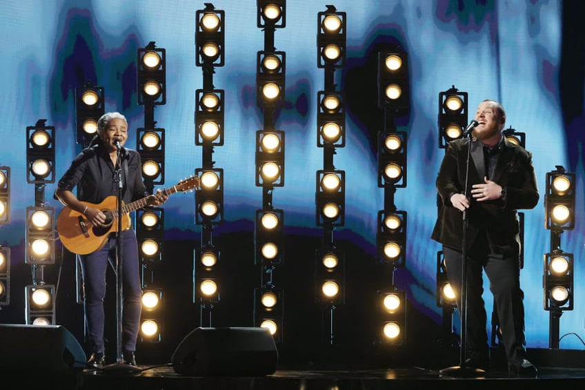 watch tracy chapman luke combs unite the nation with stunning fast car duet at the grammys