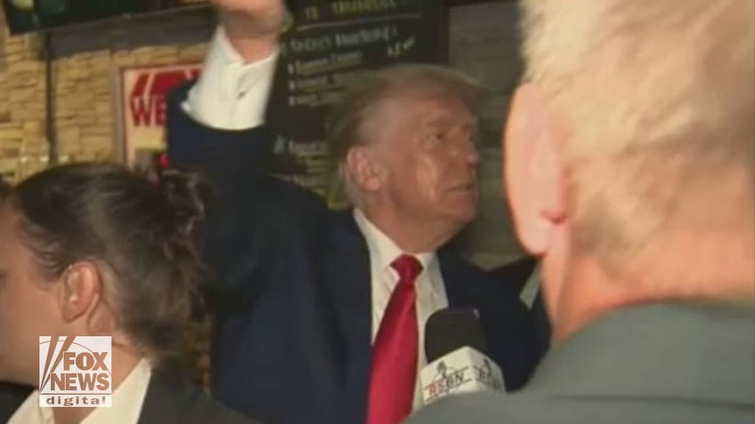 watch trump hands out pizzas to swarm of supporters at iowa pub