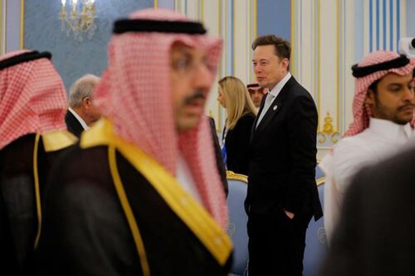 watch trumps lavish welcome in saudi arabia with whos who of tech ceos in tow