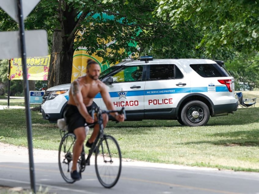 watch university of chicago student grabs gun from would be robber