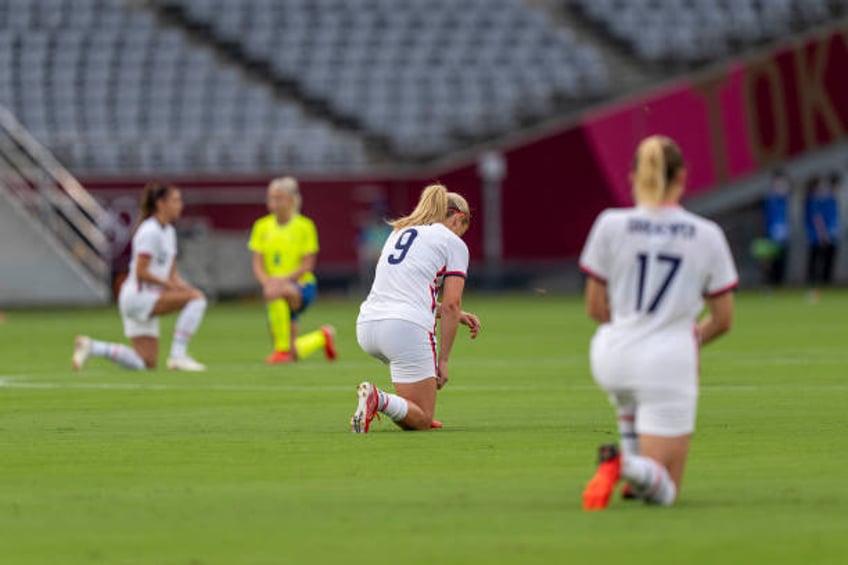 watch us womens team mostly stoic during national anthem vietnamese players loudly sing their anthem