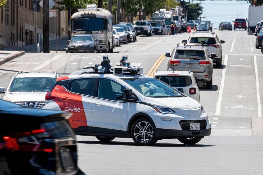 watch viral video shows person attacking sf robotaxi with hammer