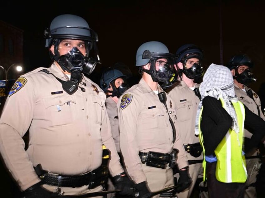 watch war at ucla as pro israel vigilantes storm palestine encampment overnight