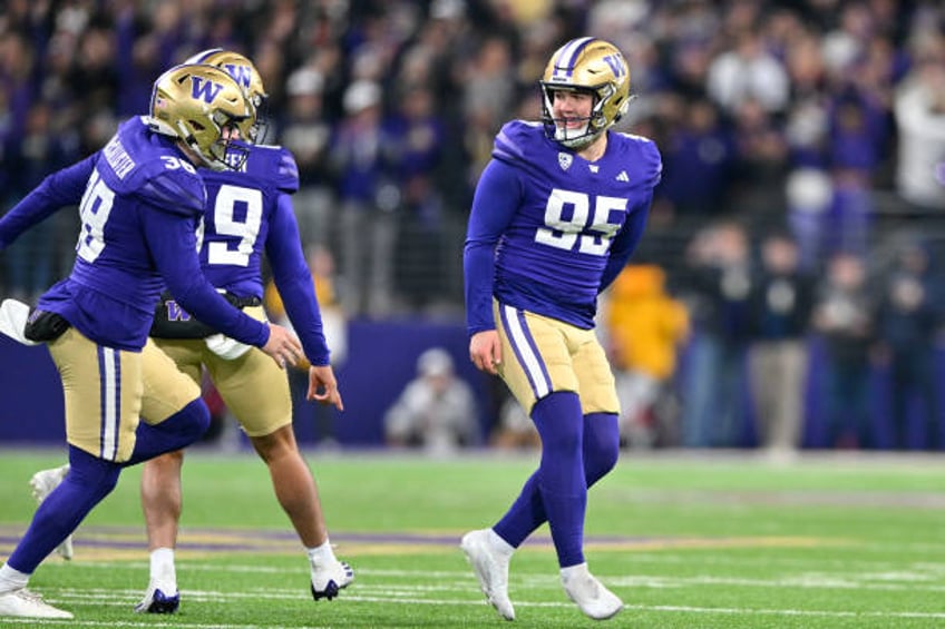 watch washington gives their kicker a scholarship after game winning field goal