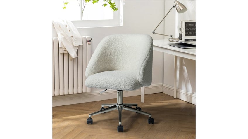 Stay comfortable in this soft, padded desk chair. 