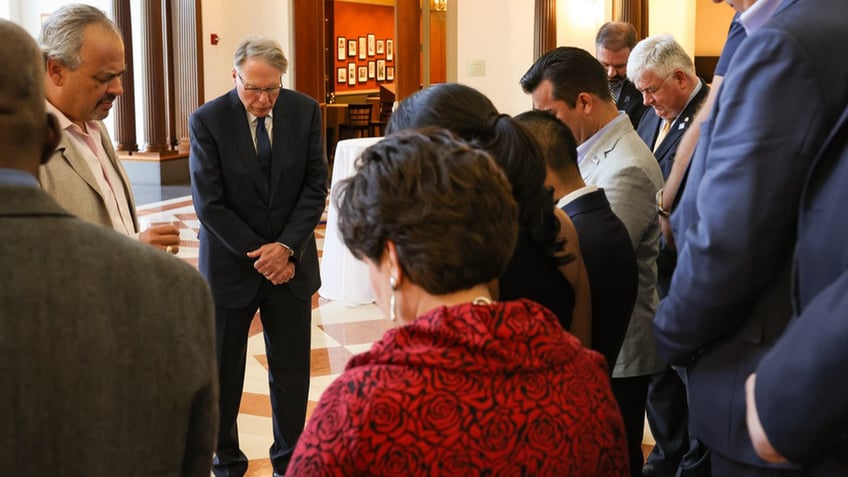 Wayne LaPierre praying 