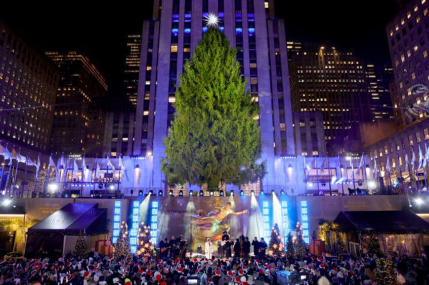 NEW YORK, NEW YORK - NOVEMBER 29: Kelly Clarkson performs during the 2023 Rockefeller Center Christmas Tree Lighting Ceremony at Rockefeller Center on November 29, 2023 in New York City. (Photo by Arturo Holmes/Getty Images)