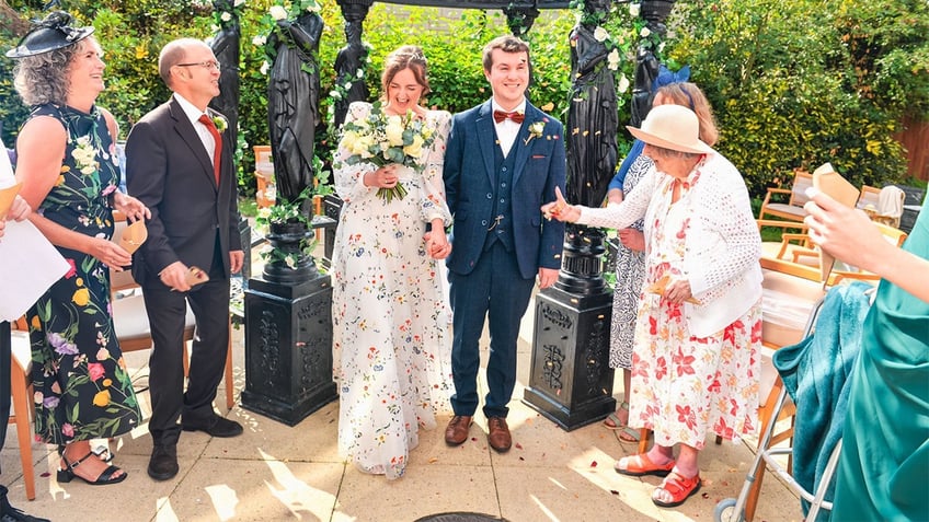 wedding repeat couple says i do again for benefit of grandmother with alzheimers at senior care home